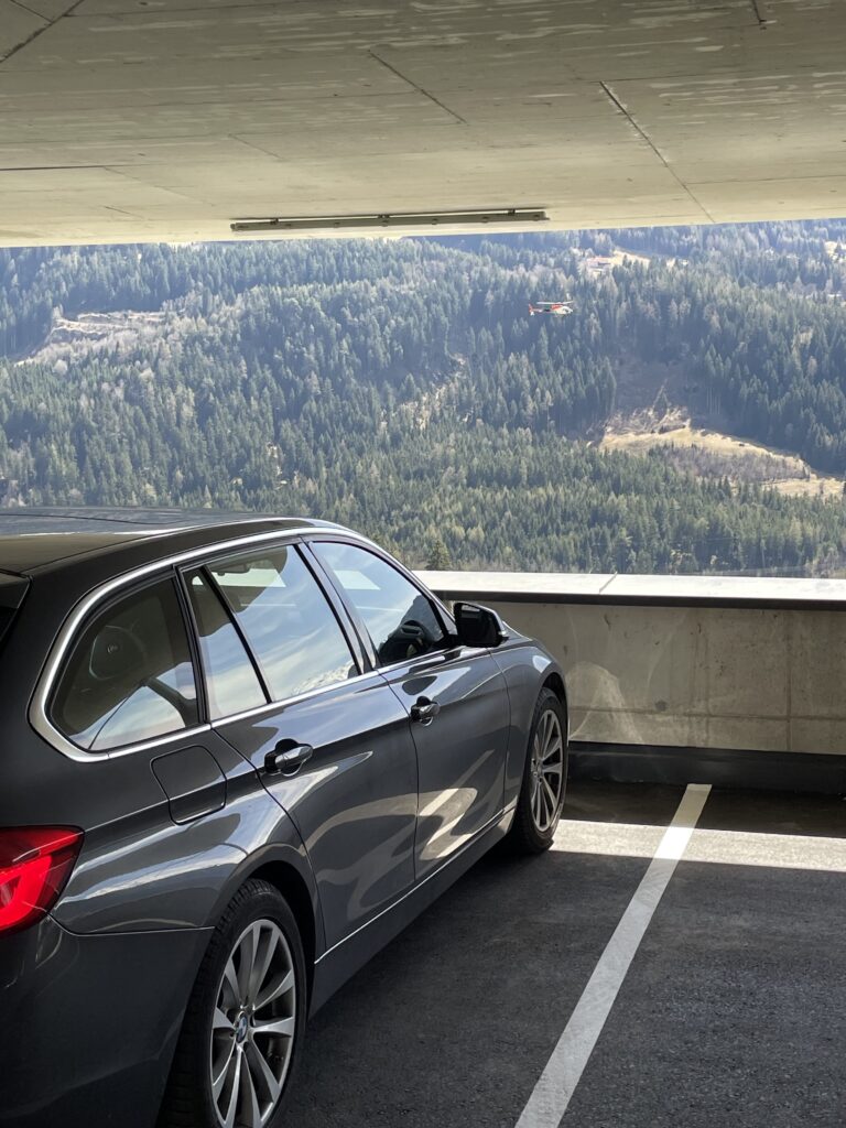 Auto auf Privatparkplatz mit wunderschöne Aussicht